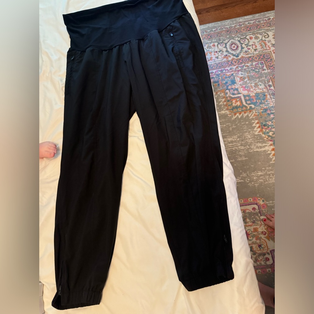 Old Navy Black Women's maternity joggers with pockets